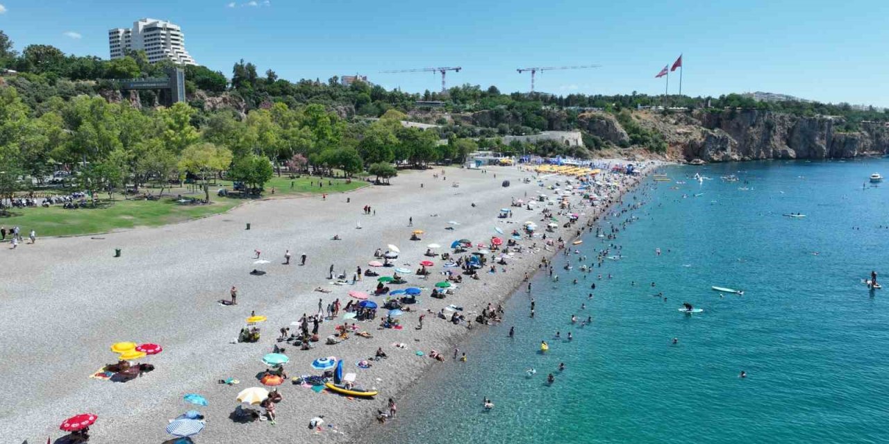 Büyükşehir’den Konyaaltı Sahili’nde 7/24 Temizlik Mesaisi