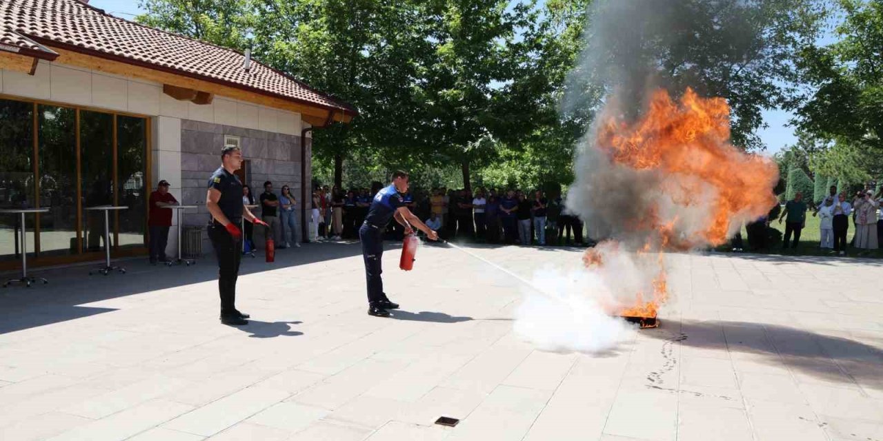 Selçuklu Belediyesi Personeline Uygulamalı Yangın Eğitimi Verildi