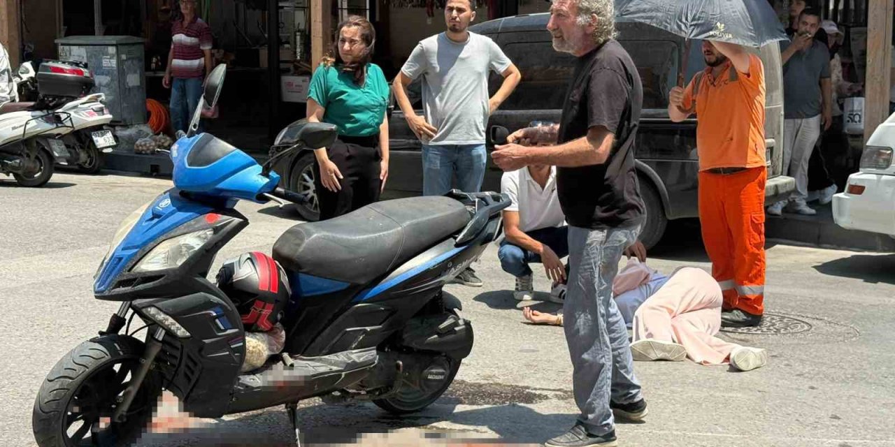Kazada Yaralanan Genç Kadına Esnaftan Şemsiyeli Destek