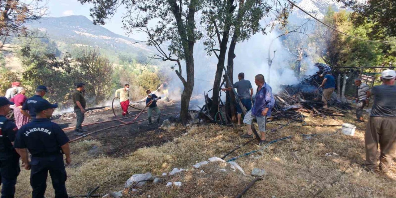 Kumluca’da Odunlukta Başlayan Yangın Boş Evin Bahçesine Sıçradı
