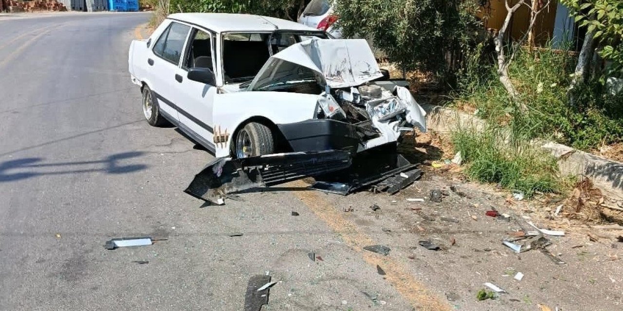 Virajı Alamayan Sürücünün Park Halindeki Araca Çarptığı Anlar Kamerada