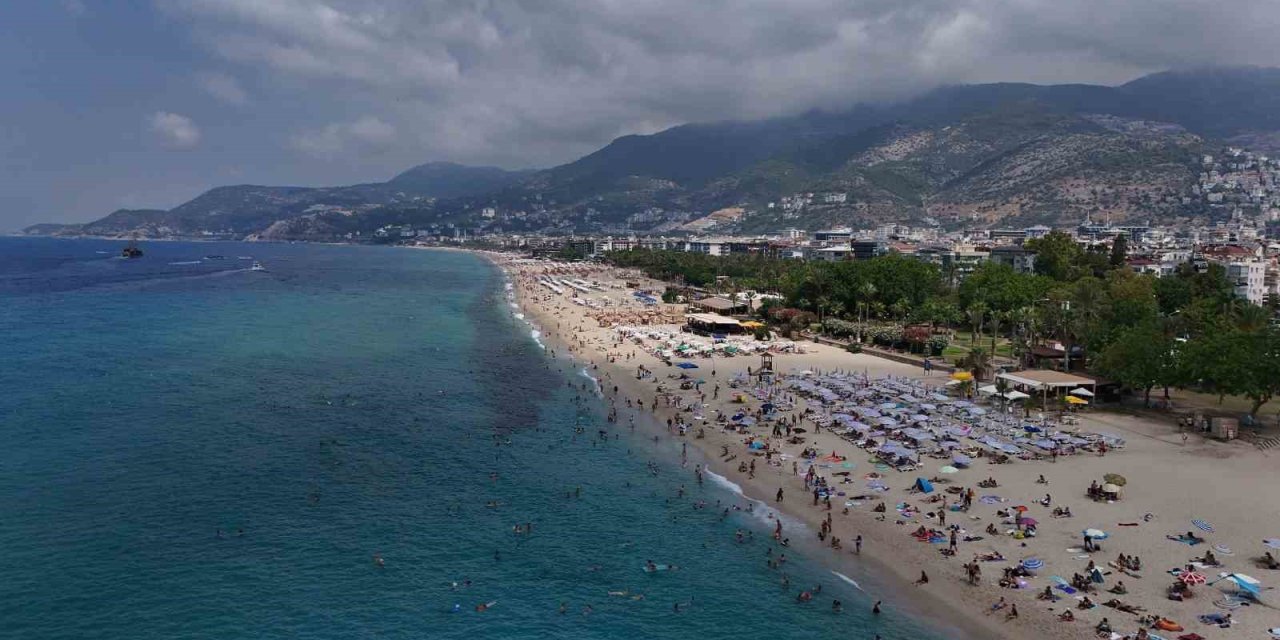 Alanya’da Tatilciler Deniz Ve Güneşin Tadını Çıkardı