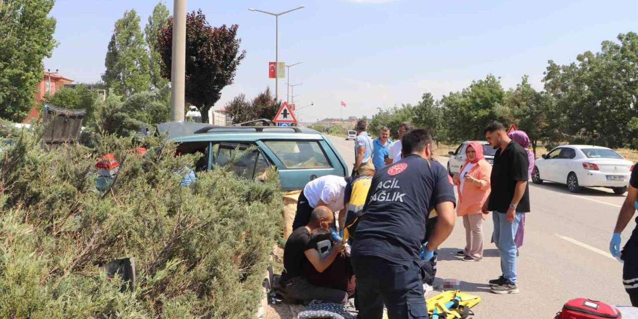 Sürücü, Kazada Yaralanan Eşine Sarılarak Başında Bekledi