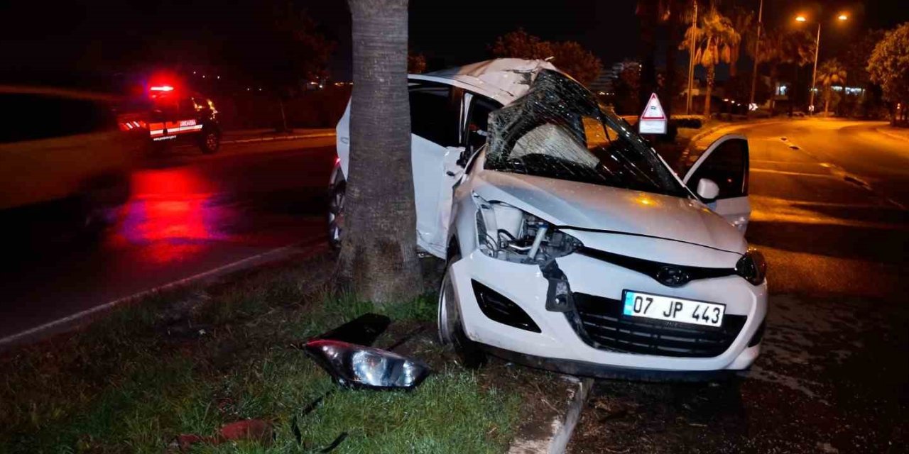 Refüjdeki Palmiyeye Çarpan Otomobilin Sürücüsü Yaralandı
