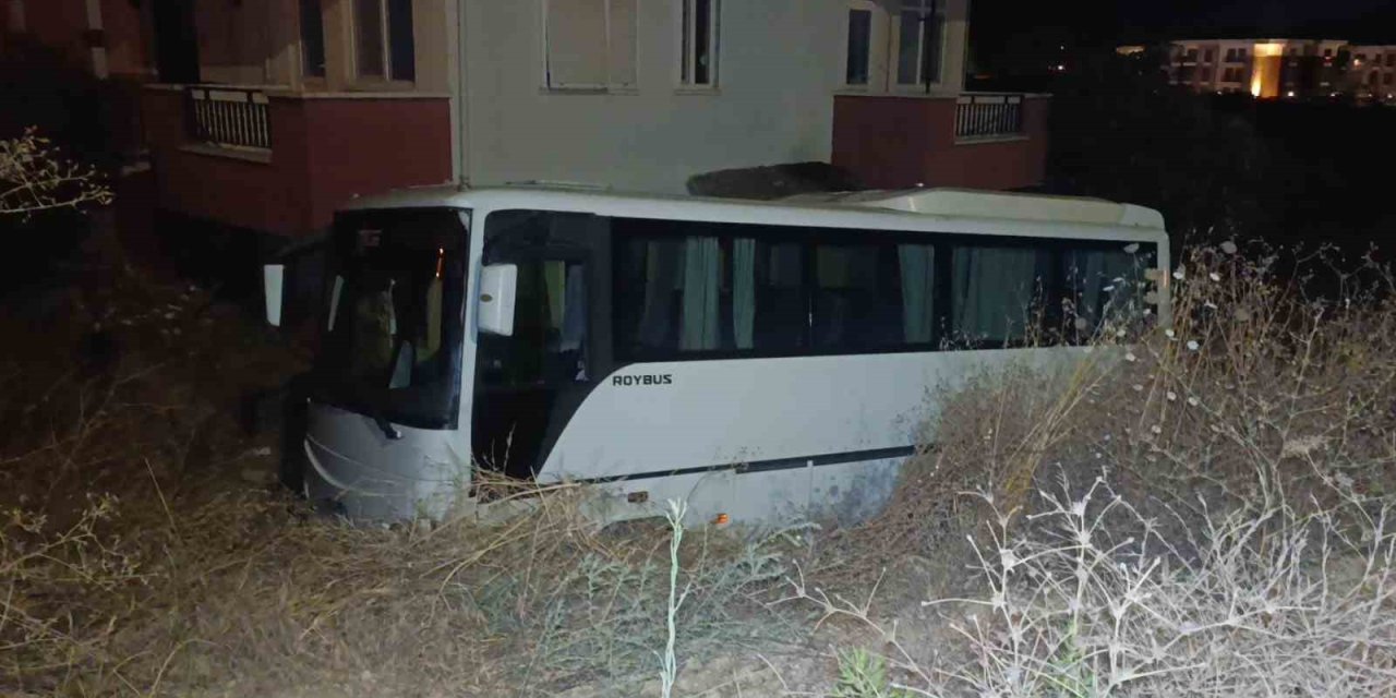 Antalya’da Midibüs Otomobille Çarpıştı: 6 Yaralı