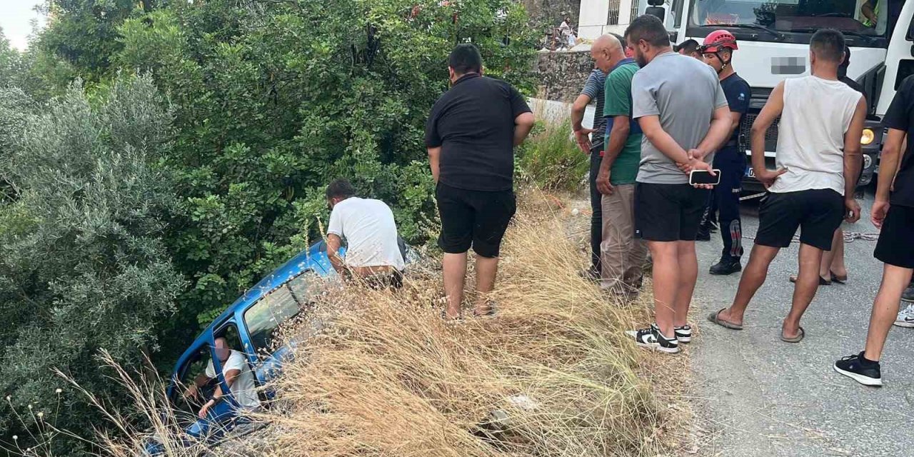 Sürücüsüyle Şarampolde Asılı Kalan Otomobil, Beton Mikserine Halatla Sabitlendi