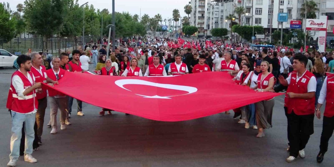 Mersin’de 15 Temmuz Yürüyüşü Düzenlendi, Demokrasi Nöbeti Tutuldu