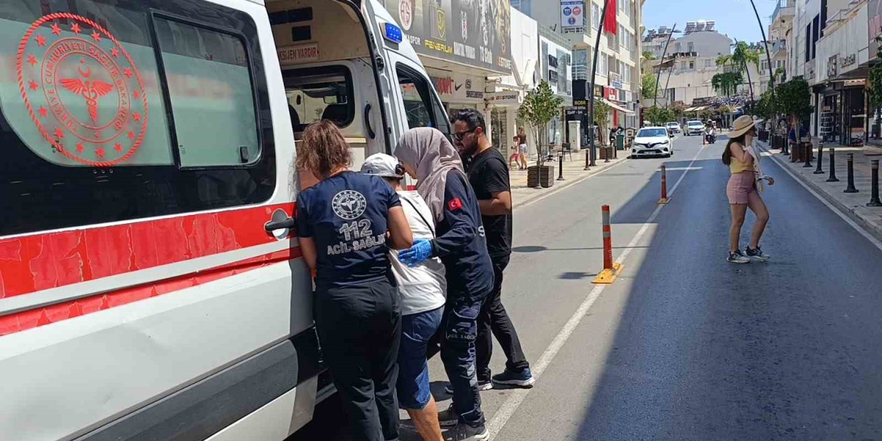 Motosikletiyle Yayaya Çarptı, Trafik Ekibini Beklemeyip Gitti