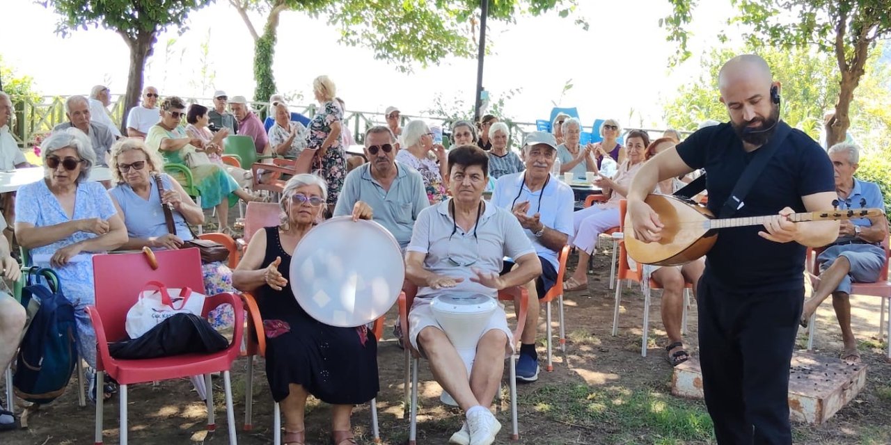 Muratpaşa’da Yaşlılar Türkülerle Buluşuyor