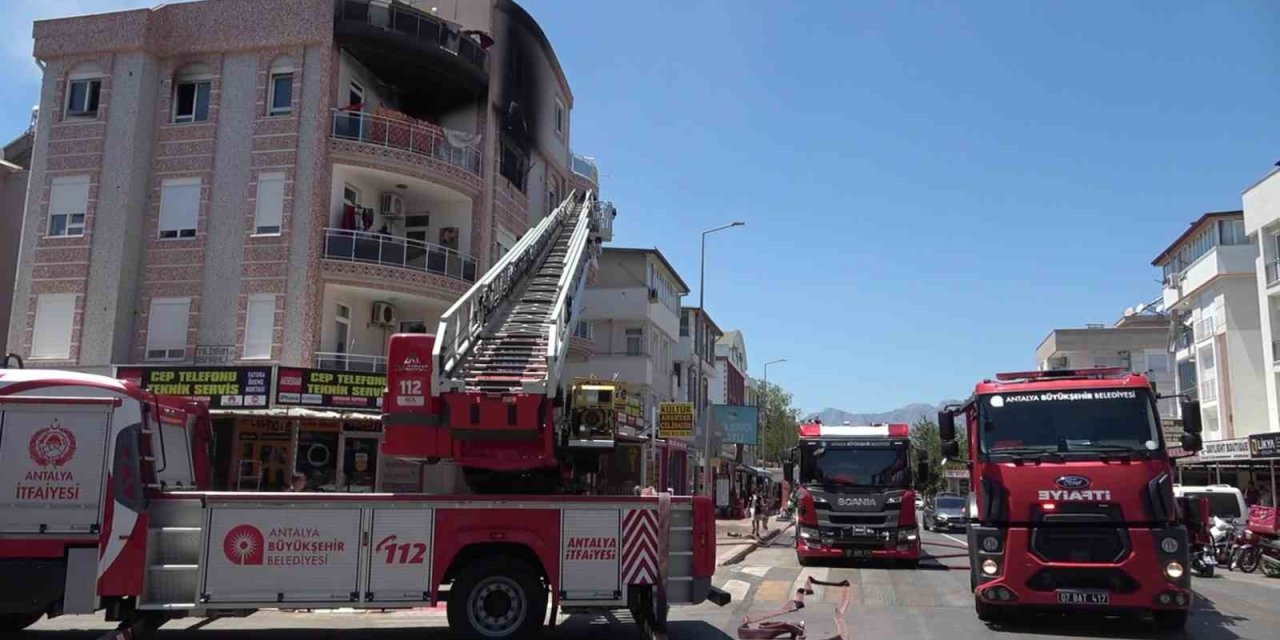 Antalya’da Dairede Çıkan Yangında 1’i Bebek 5 Kişi Dumandan Etkilendi