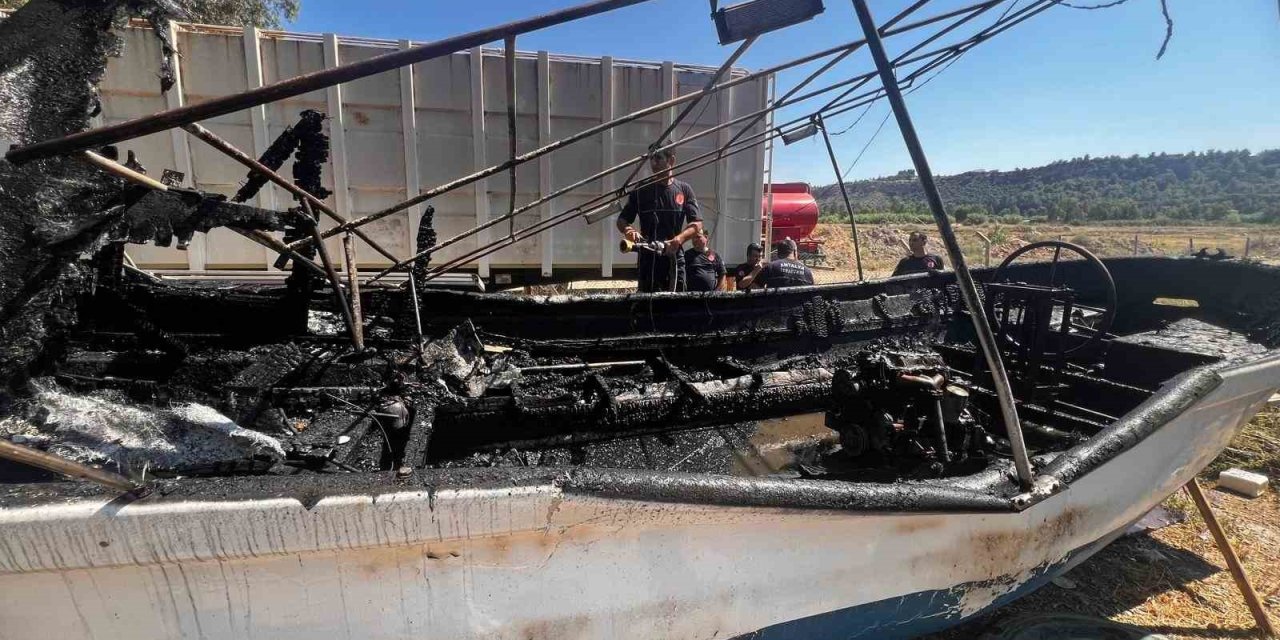 Aksu’da Karaya Çekili Teknedeki Yangın İtfaiye Ekiplerince Söndürüldü