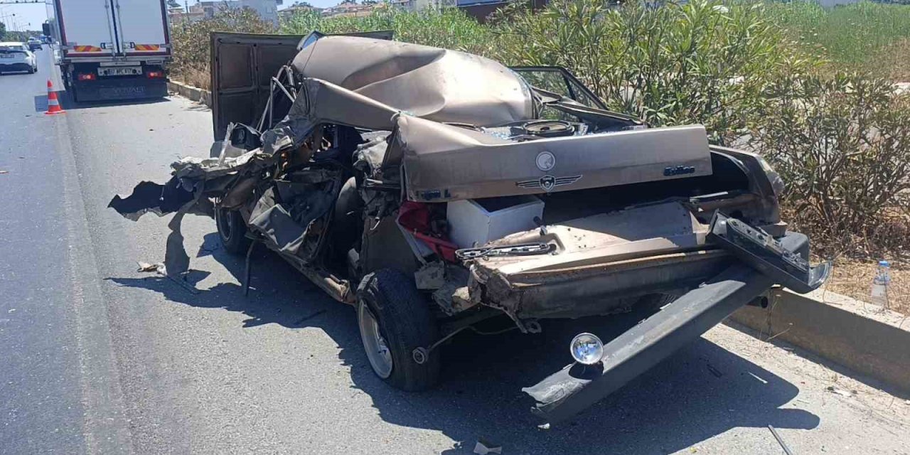 Kamyonun Çarptığı Fiat Tofaş Hurdaya Döndü: Camdan Dışarı Atlayan Sürücü Hafif Yaralı Olarak Kurtuldu