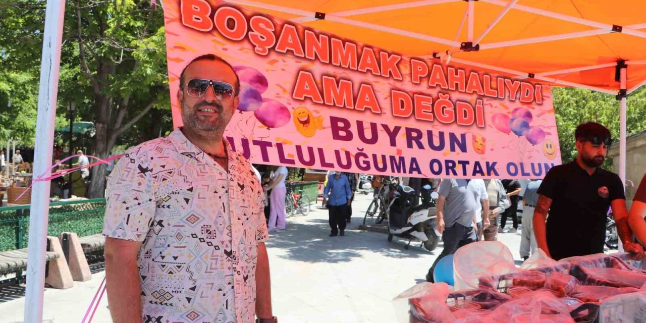Karaman’da 11 Yıllık Evliliği Sona Eren Gurbetçi, Lokma Dağıtarak Boşanmasını Kutladı