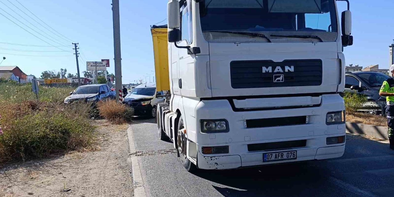Tali Yola Sapan Kamyona Çarpmamak İçin Kent Güvenlik Yönetim Sistemi Direğine Çarptı