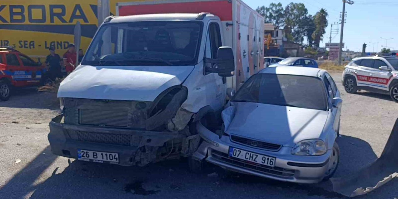 Kamyonet İle Otomobilin Çarpışma Anı Kamerada: 2 Yaralı