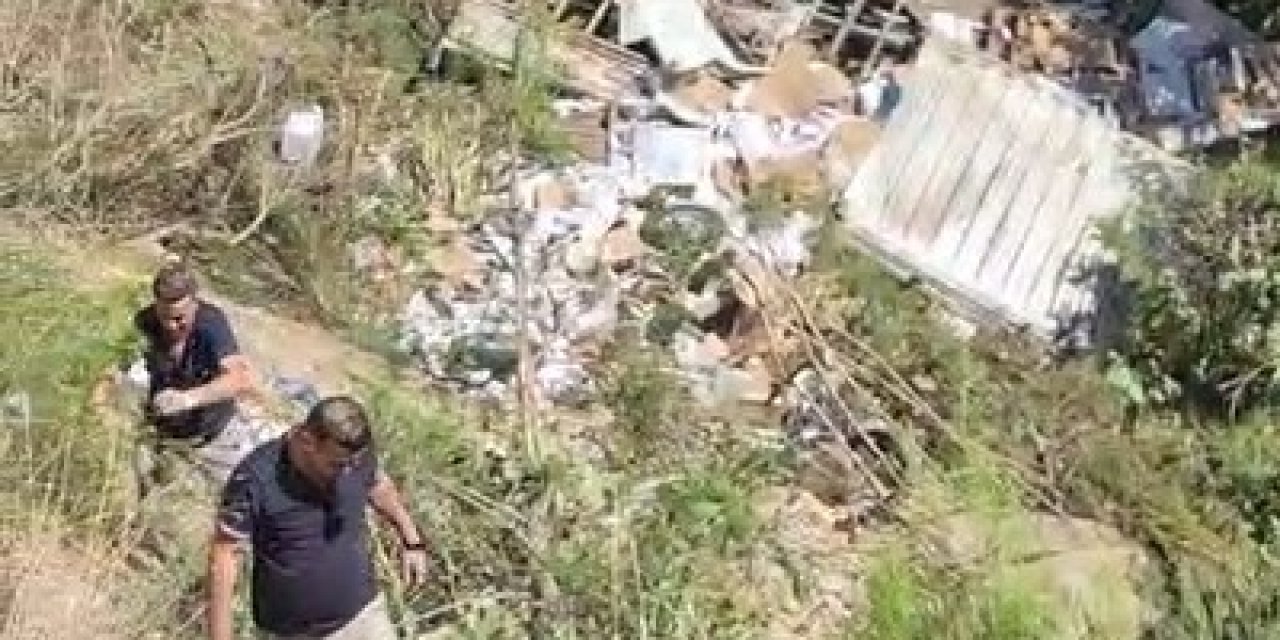 Kumluca’da Şarampole Devrilen Kamyon Şoförü Hayatını Kaybetti