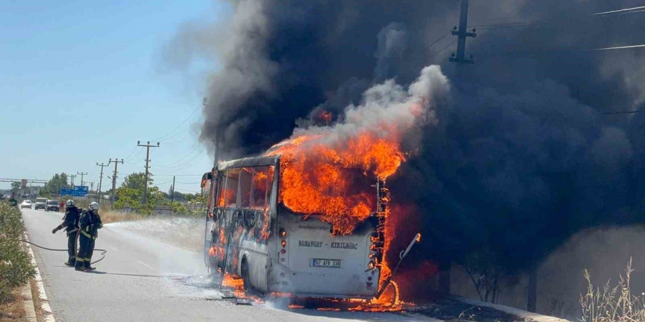 Antalya’da Yolcu Midibüsü Alev Alev Yandı, Sürücü Yolcuları Tahliye Etti