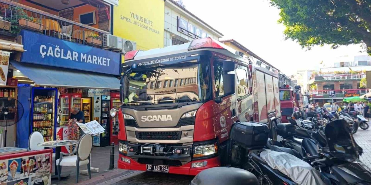 Alanya’da Restoran Bacasında Çıkan Duman Paniğe Neden Oldu