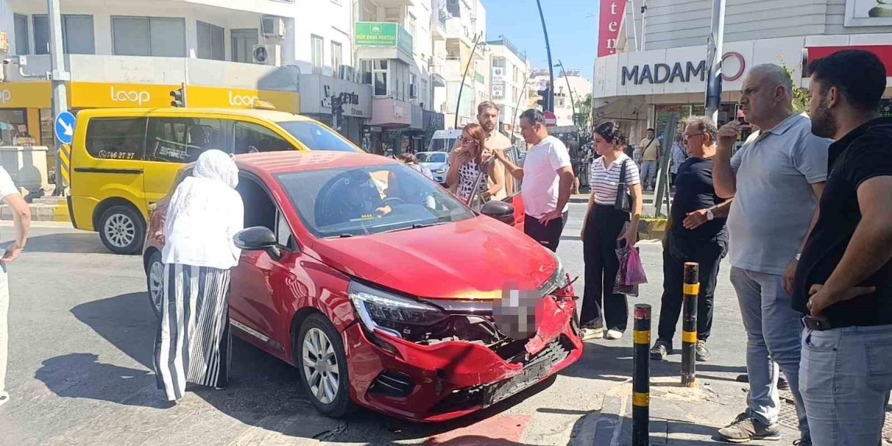 Kırmızı Işık İhlali Yapan Otomobil Kamyonetle Çarpıştı