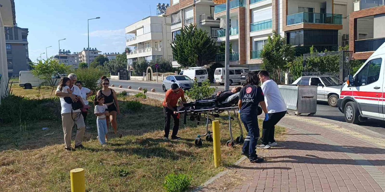 Manavgat’ta Ticari Taksi İle Otomobil Çarpıştı: 4 Yaralı