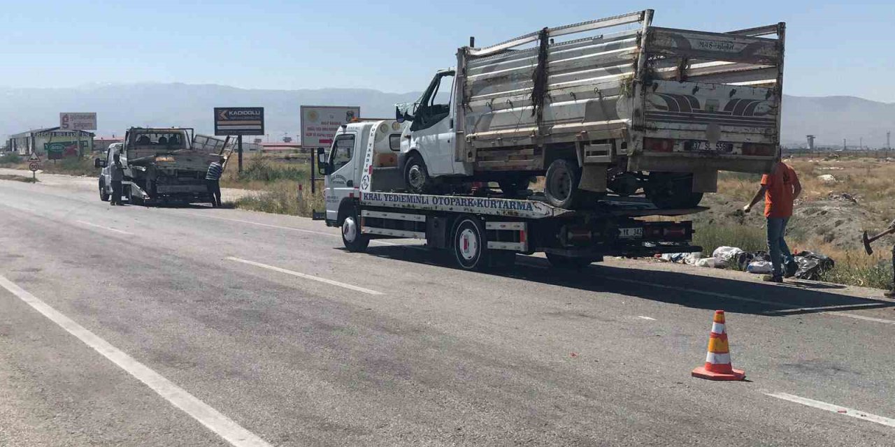 Ereğli’de Kamyonetler Çarpıştı: 2 Yaralı