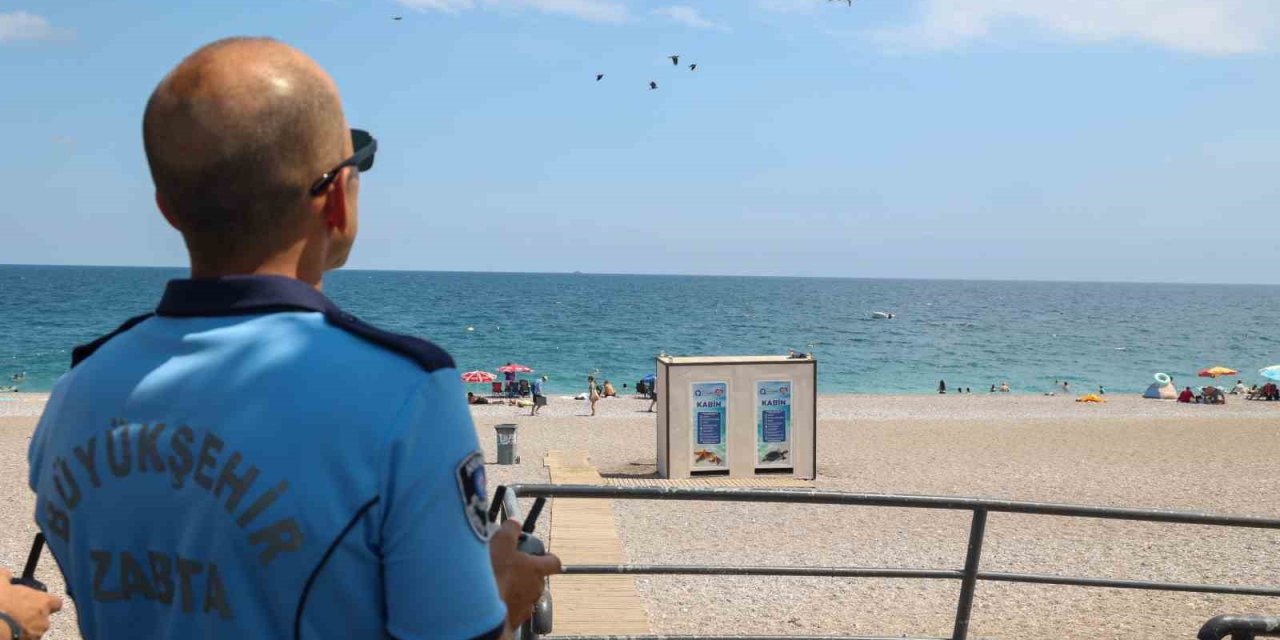 Büyükşehir Zabıtası Konyaaltı Sahili’nde Dron Desteğiyle Denetimlerini Sürdürüyor