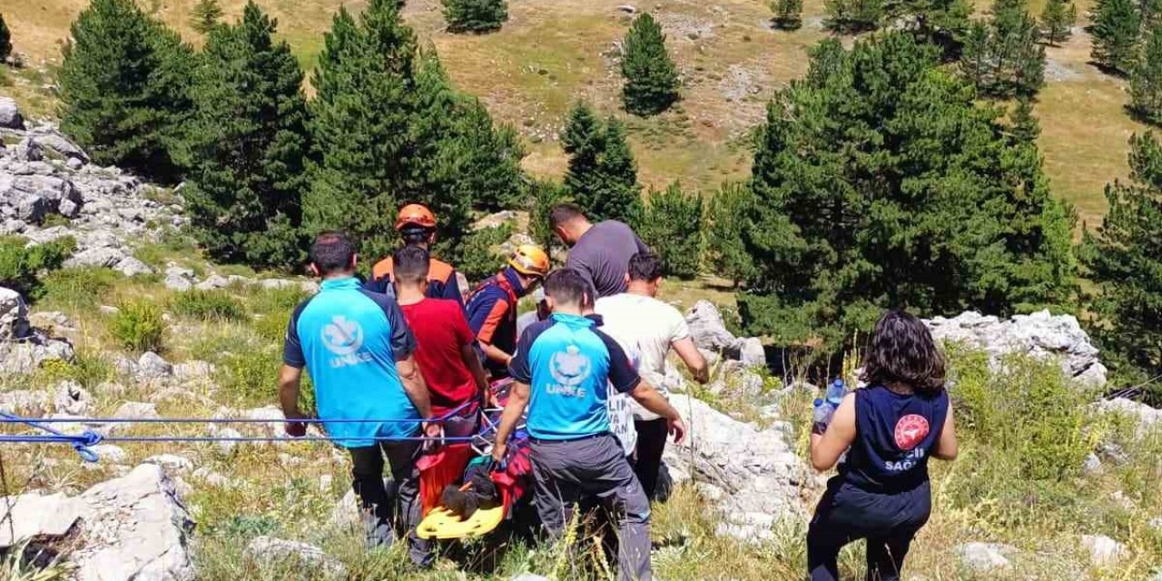 Kayalıklardan Düşen Şahıs Ambulans Helikopterle Hastaneye Sevk Edildi