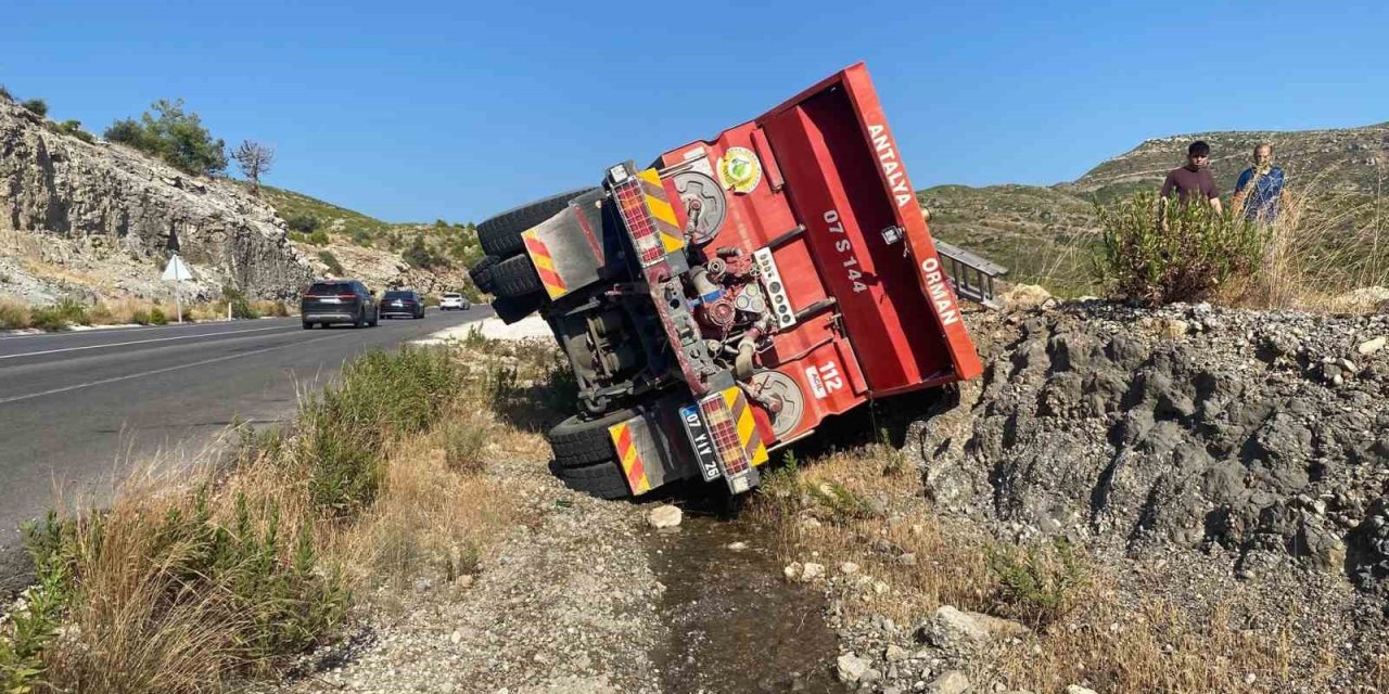 Yangına Giden Orman Ekibinin Su İkmal Aracı Kaza Yaptı