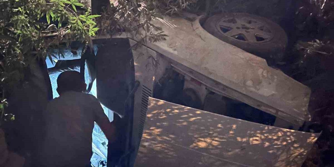 Serik’te Kontrolden Çıkan Otomobil Ağaçlık Alana Daldı: 1 Yaralı