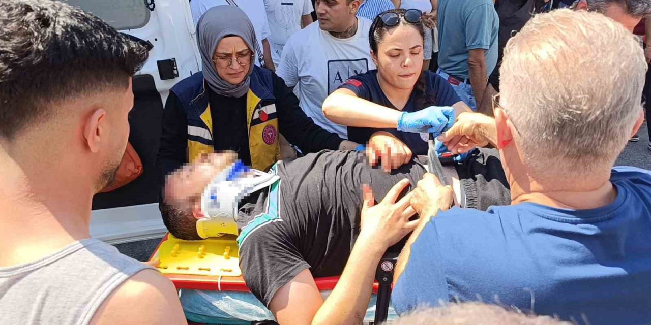 Otomobil İle Çarpışan Motosikletli Metrelerce Havaya Savruldu