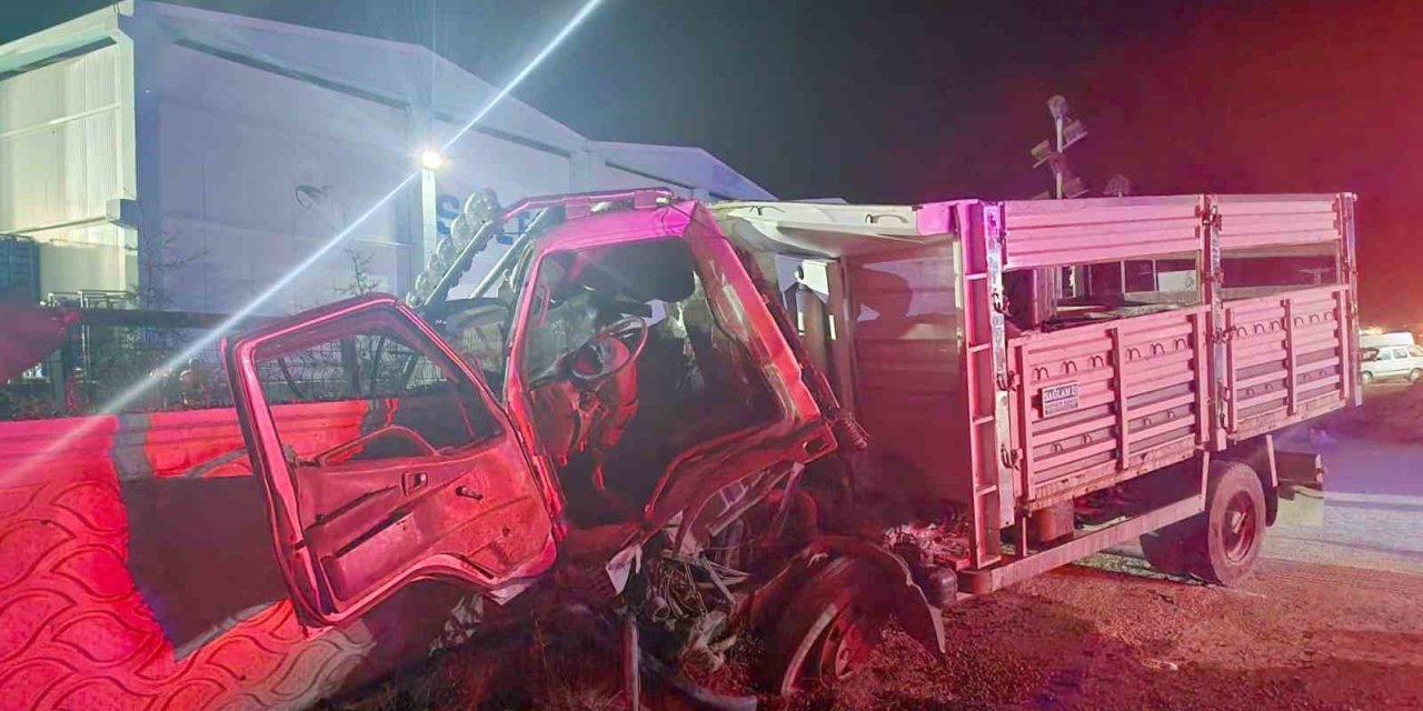 Kamyon Önce Traktöre Sonra Duvara Çarptı: 1 Ölü, 3 Yaralı
