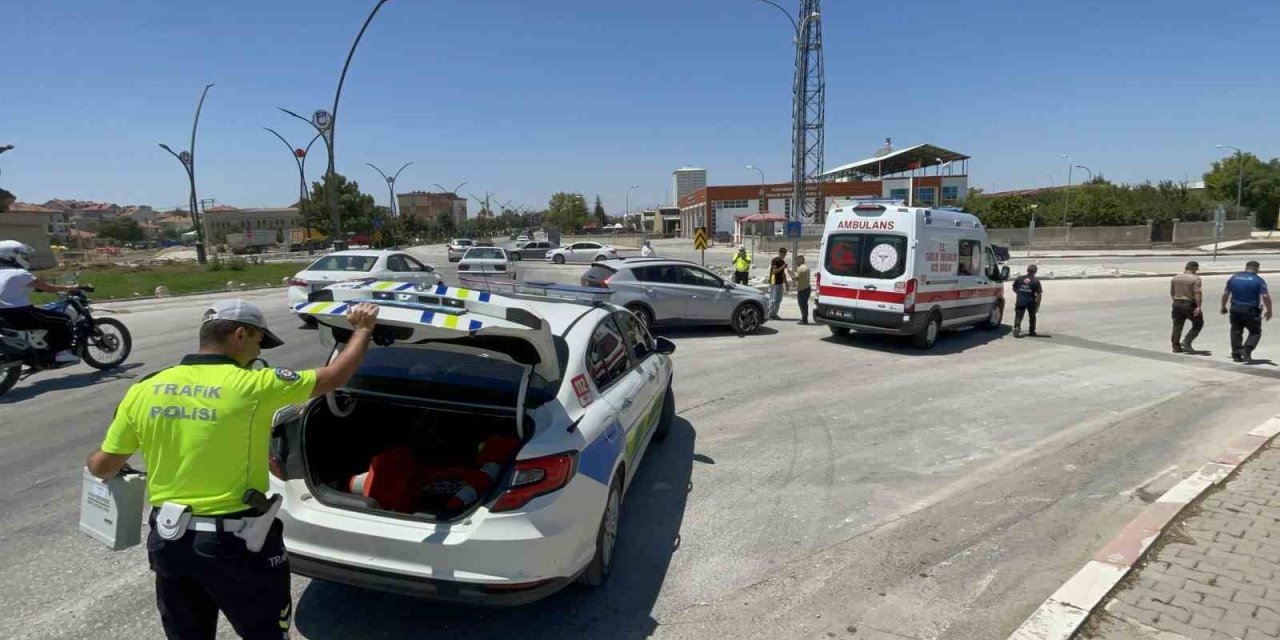 Karaman’da Otomobille Çarpışan Motosikletin Sürücüsü Yaralandı