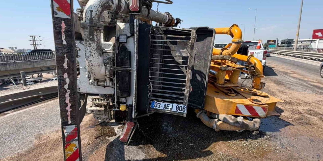 Beton Pompası Kamyonu Bariyerlere Çarpıp Yan Yattı