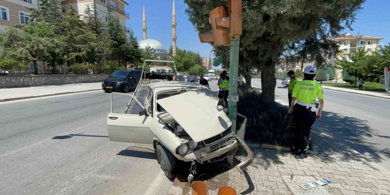 Karaman’da Otomobil Trafik Lambasına Çarptı: 1 Yaralı