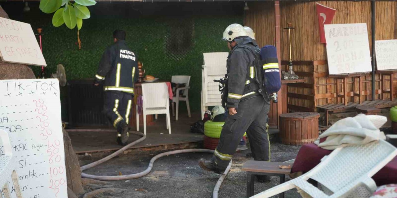 Zabıtanın Yer İşgali Uyarısına Kızdı, Dükkanını Ateşe Verdi