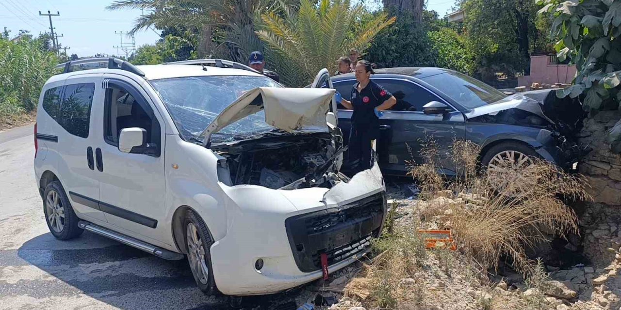 Otomobil İle Hafif Ticari Araç Kafa Kafaya Çarpıştı: 1 Yaralı