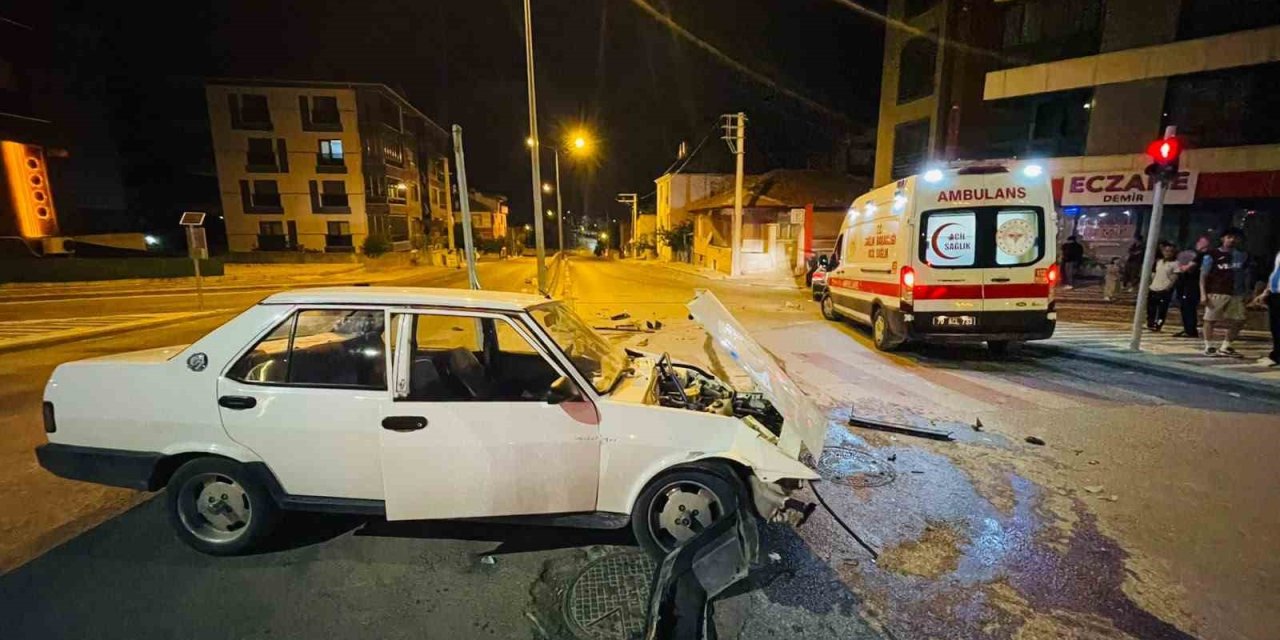 Karaman’da İki Otomobilin Çarpıştığı Kaza Ucuz Atlatıldı