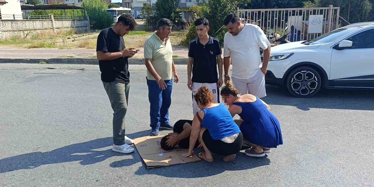 Otomobil Motosiklete Çarptı, Otomobildeki Yolcu Yaralıyı Bırakıp Gazeteciyle Uğraştı