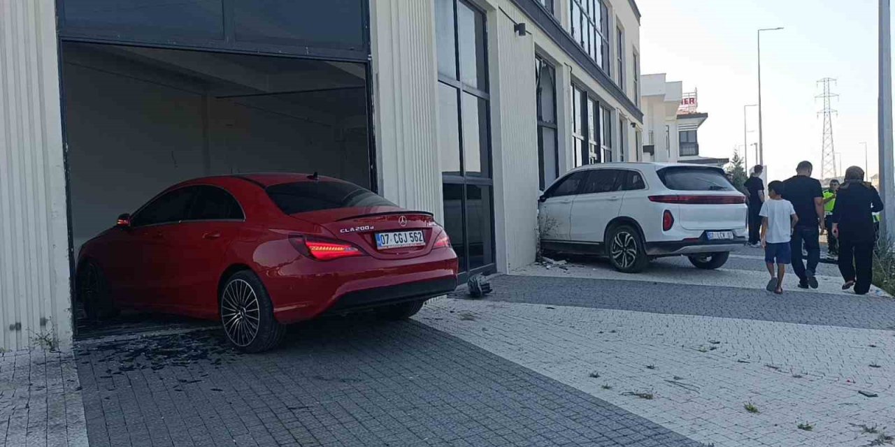 Çarpışan Otomobiller Hızını Alamayıp İki Ayrı Kapıdan İş Yerine Girdi O Anlar Güvenlik Kamerasına Yansıdı