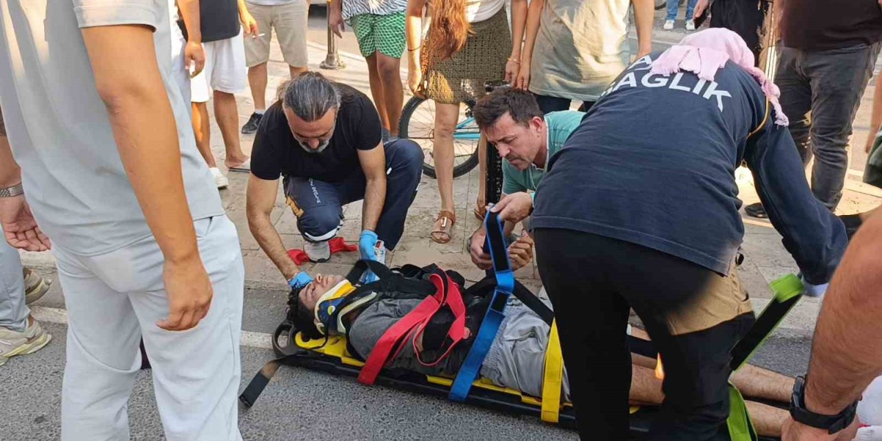 Sürüklenen Motosiklet Yayaların Arasına Daldı: 3 Yaralı