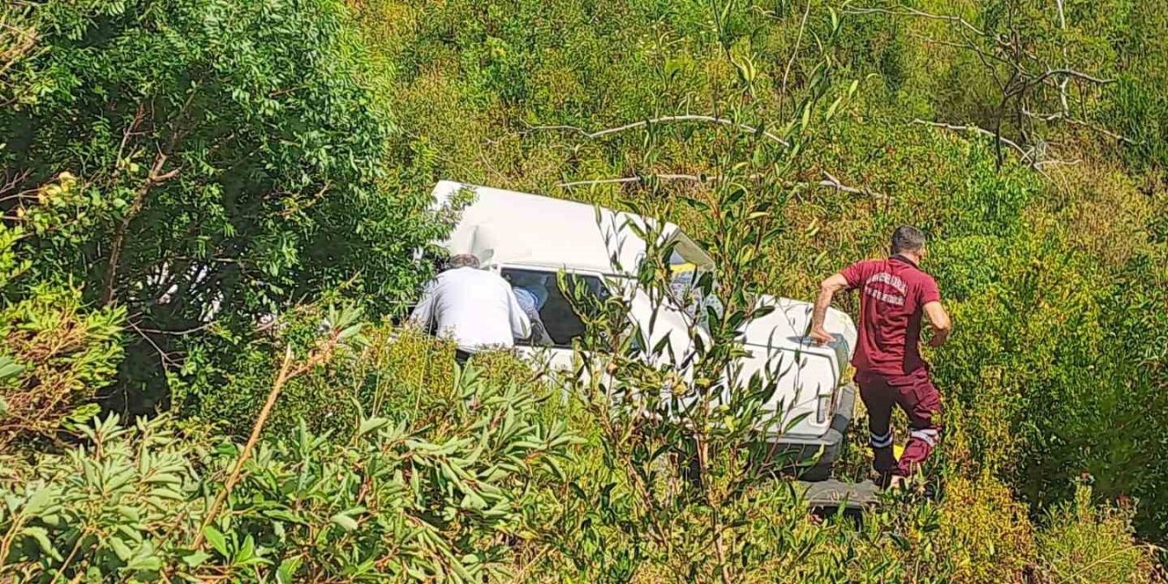 5 Metreden Şarampole Yuvarlanan Otomobildeki 2 Kişi Yaralandı