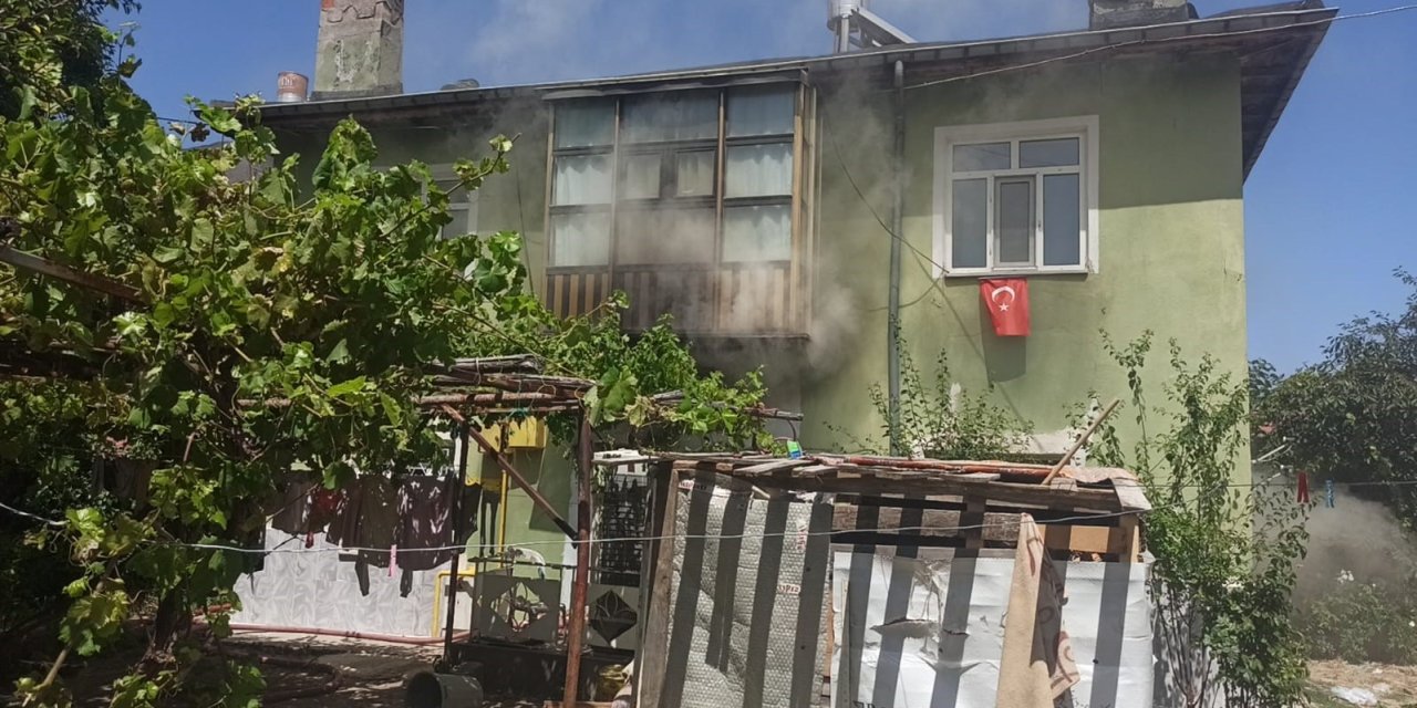 Evde Yangın Çıktı, Kilitli Kalan 5 Çocuk Kurtarıldı