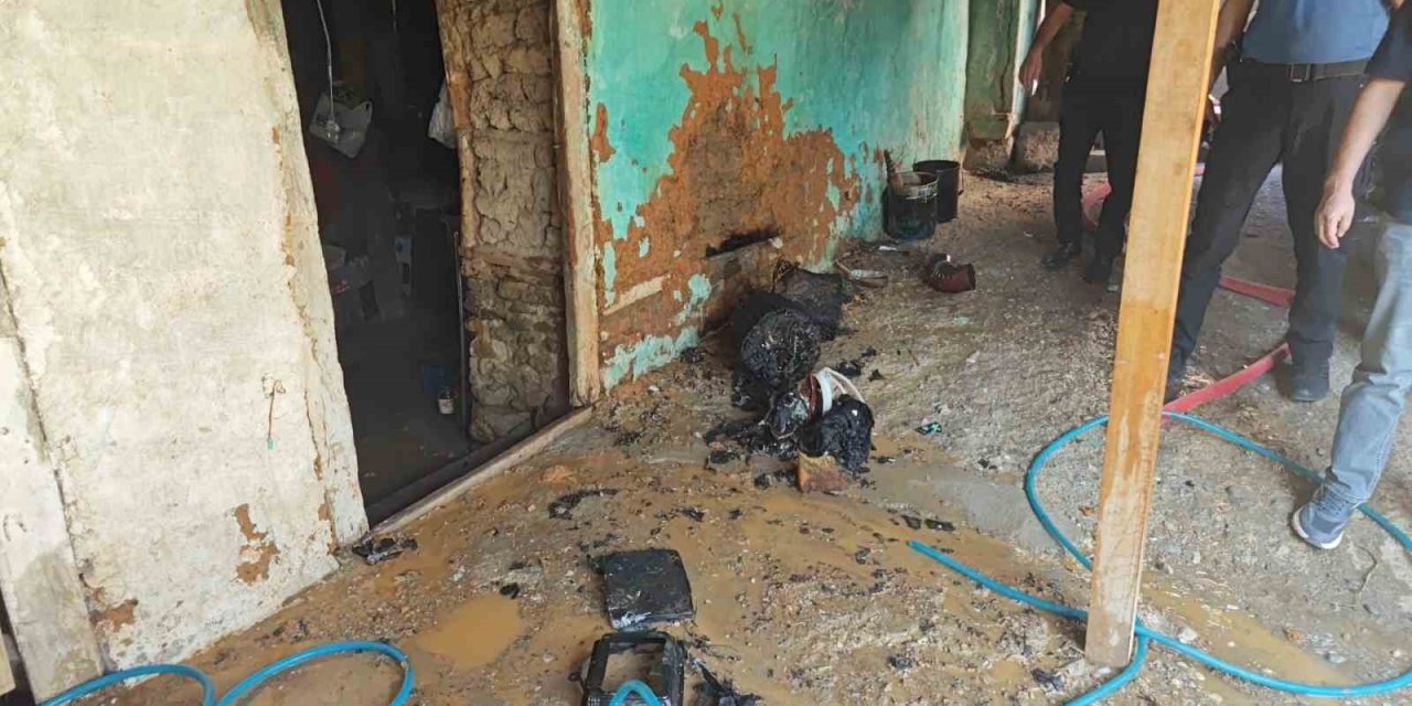 Kovada Yakılan Kağıtlar Tekrar Alevlendi, Yangın Eve Sıçramadan Söndürüldü