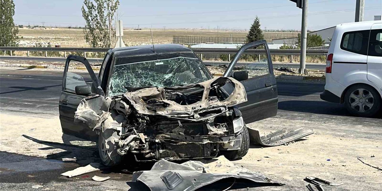 Aksaray’da Otomobil Vince Arkadan Çarptı: 3 Yaralı