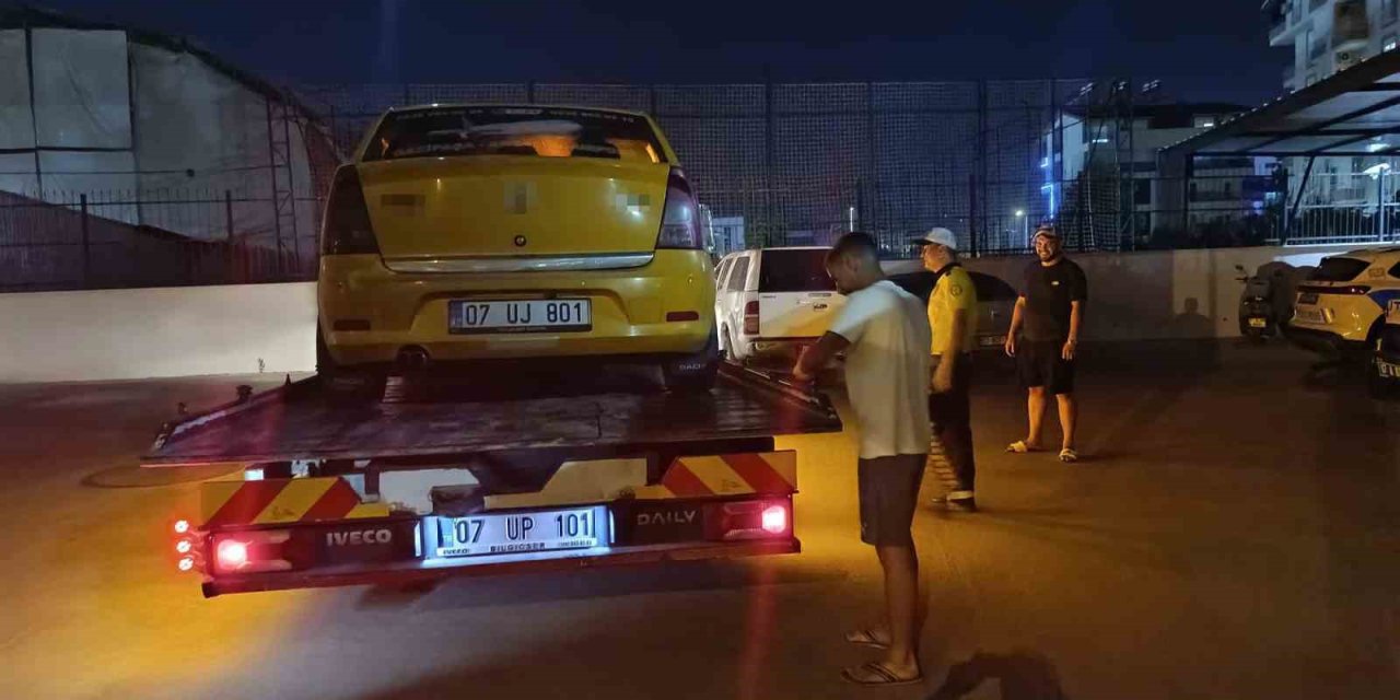 Trafik Kavgasında Ticari Taksi Sürücüsünün Yumruk Attığı Yaşlı Adam Yere Düştü