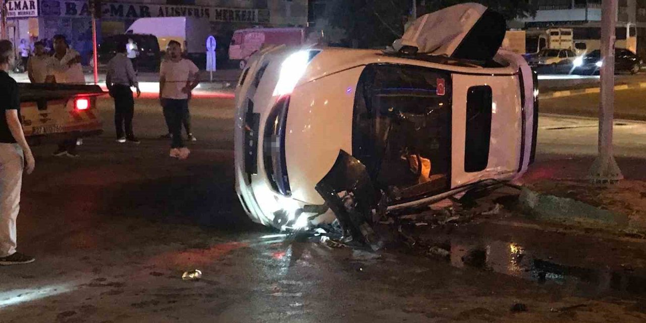 Otomobiller Kavşakta Çarpıştı: 2 Yaralı