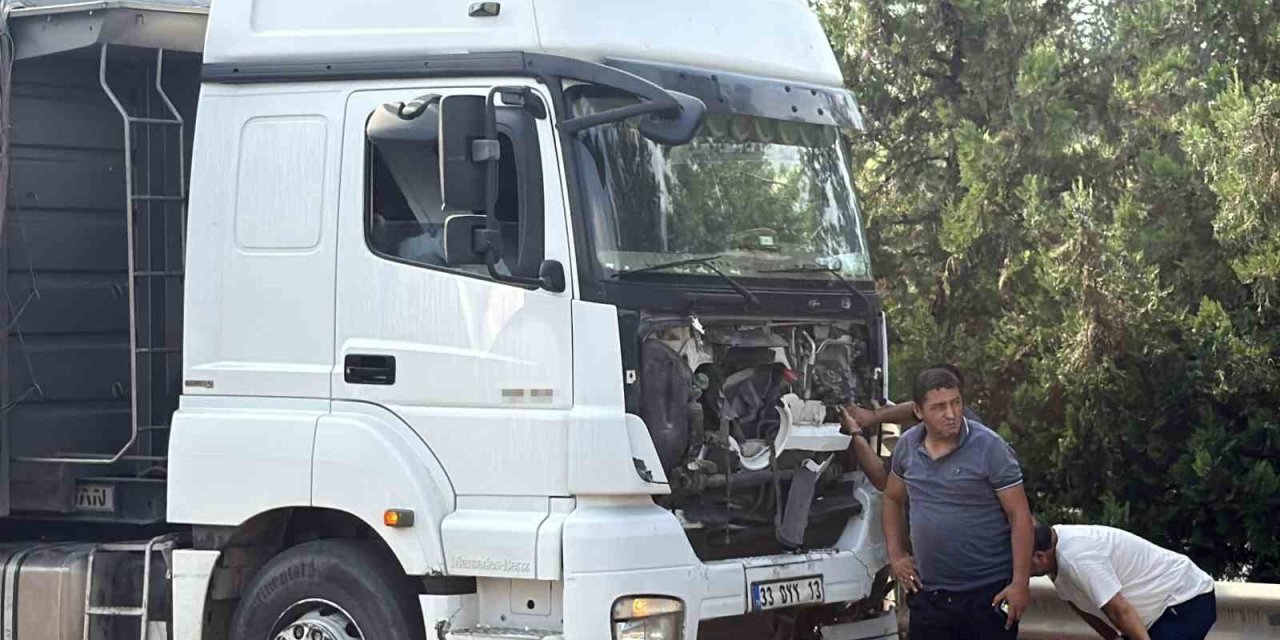 Tır, Hafif Ticari Araca Çarptı: 2 Ölü, 2 Yaralı
