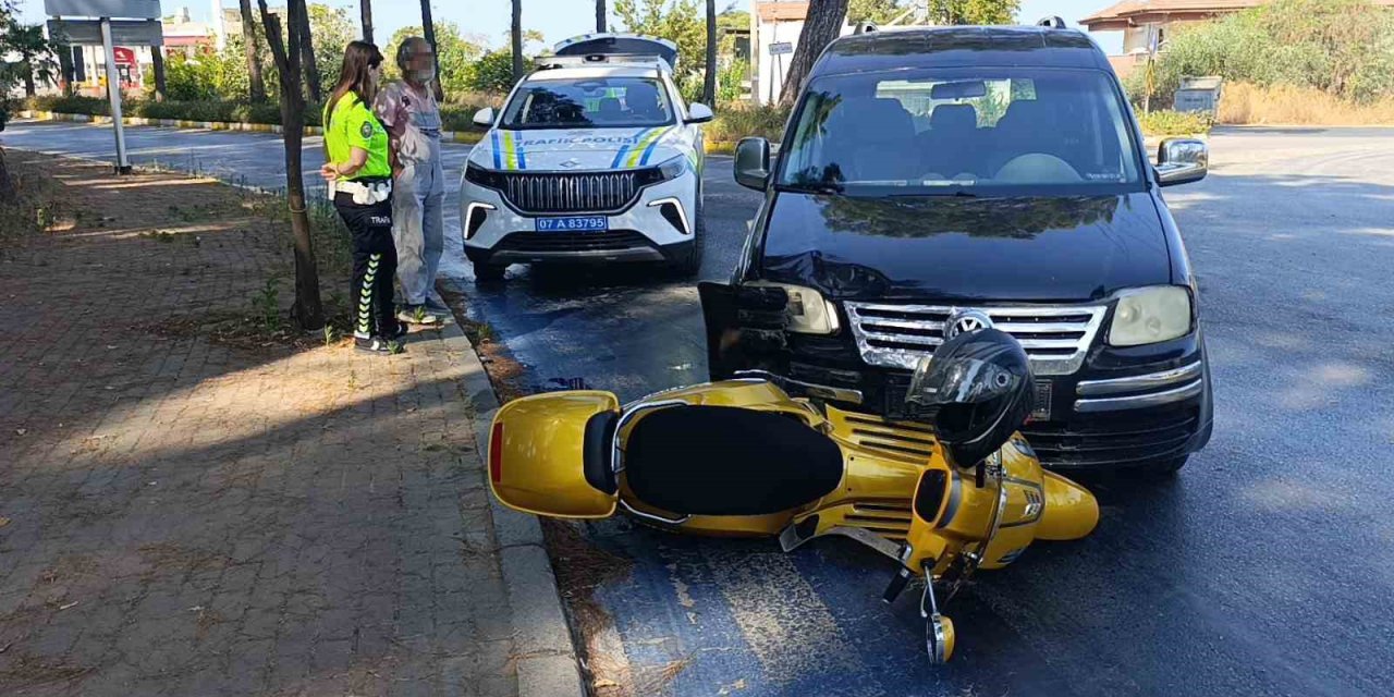 Hafif Ticari Araç Motorlu Bisiklete Çarptı: 1 Yaralı