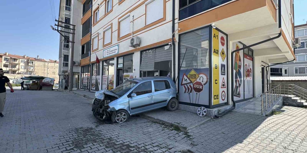 Kontrolden Çıkan Otomobil Araçlara Ve İş Yerine Zarar Verdi