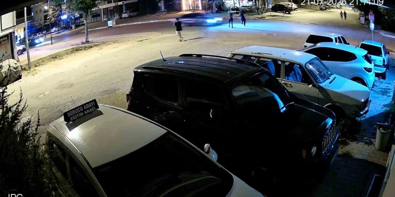 Yolun Karşısına Geçmeye Çalışan Kadını Hayattan Koparan Kaza Kamerada